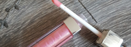 Часть весенней коллекции Dior Lolli’Glow: блеск для губ Dior Addict Lip Maximizer в оттенке 010 и хайлайтер Diorskin Nude Luminizer Lolli’Glow в оттенке 07