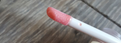 Часть весенней коллекции Dior Lolli’Glow: блеск для губ Dior Addict Lip Maximizer в оттенке 010 и хайлайтер Diorskin Nude Luminizer Lolli’Glow в оттенке 07