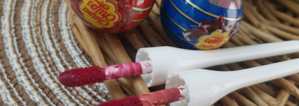 Жидкие помады Chupa Chups: Lip Locker в оттенках 07 Cola и 08 Cherry, а также Velvet Lip Tint в оттенке Midnight Burgundy