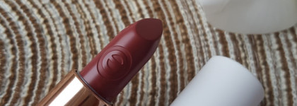 Палетка румян и хайлайтеров Crystal Power Blush & Highlighter Palette и помада This Is Me в оттенке 06 Real. Всё от Essence