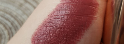 Палетка румян и хайлайтеров Crystal Power Blush & Highlighter Palette и помада This Is Me в оттенке 06 Real. Всё от Essence