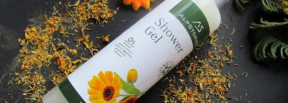 Три продукта для мягкой и нежной кожи: гель для душа AlpStories Shower Gel Marigold, молочко для тела AlpStories Body Milk Marigold и косметическое средство AlpStories Marigold Ointment