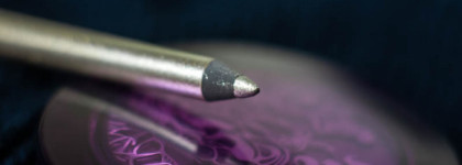 Карандаш для глаз Silhouette Metallique liner longue tenue от L'Etoile Selection «La Reine Est Ravie» в оттенке 214 Маргарита