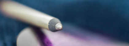 Карандаш для глаз Silhouette Metallique liner longue tenue от L'Etoile Selection «La Reine Est Ravie» в оттенке 214 Маргарита