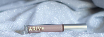 Лучший серый беж от Arive Makeup Comfort Shine Lip Gloss 03 Silver Lining