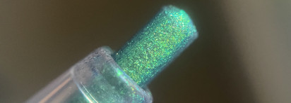 Камлаем Зеленую Деревянную Змею карандашом Arive Makeup Glimmerverse Fairy Wand Multichrome 03 Frog Princess