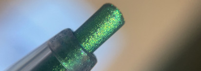 Камлаем Зеленую Деревянную Змею карандашом Arive Makeup Glimmerverse Fairy Wand Multichrome 03 Frog Princess