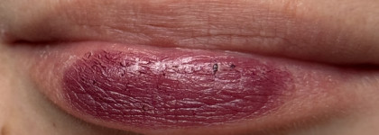 MAC lustreglass Lipstick 550 Succumb to plum