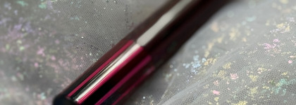 Совершенно невесомый MAC Lipglass Air Non-Sticky Gloss #Lightmoth