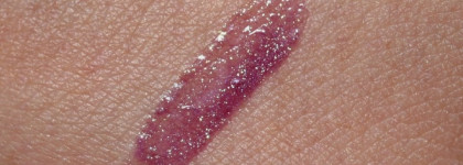 Голография на губах? Почему бы и нет! С блеском Essence – Holo Wow! в оттенке 03 Scarab wings