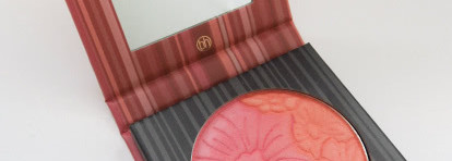 Bh Cosmetics: помадки Pop Art lipstick, румяна  Floral Blush и тени Foil Eyes