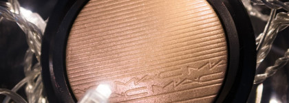 Сияющий дуохромный хайлайтер Mac Extra Dimension Skinfinish в цвете Show Gold