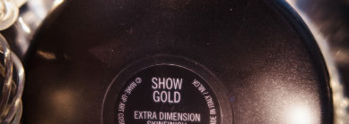 Сияющий дуохромный хайлайтер Mac Extra Dimension Skinfinish в цвете Show Gold