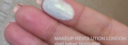 Космический Vivid Baked Highlighter от Makeup Revolution London в оттенке Golden lights