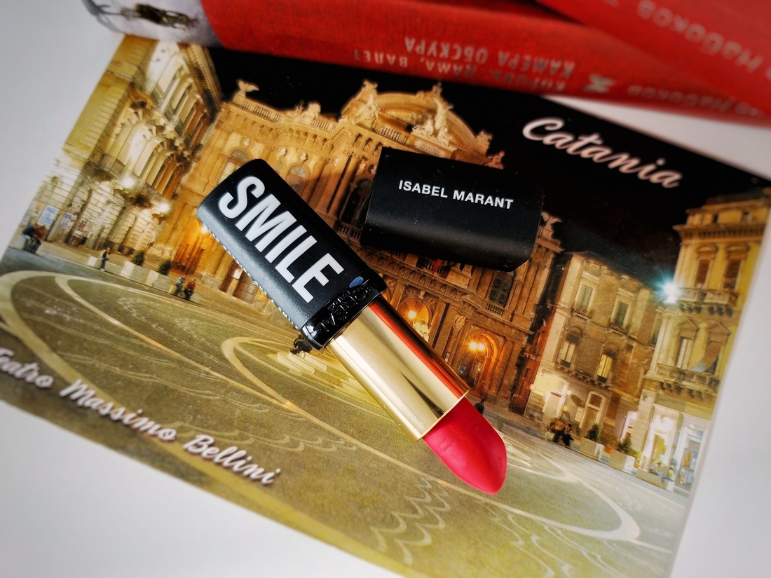 Увлажняющая губная помада L`Oreal Paris Isabel Marant Color Riche Smile в оттенке Saint Germain Road.
