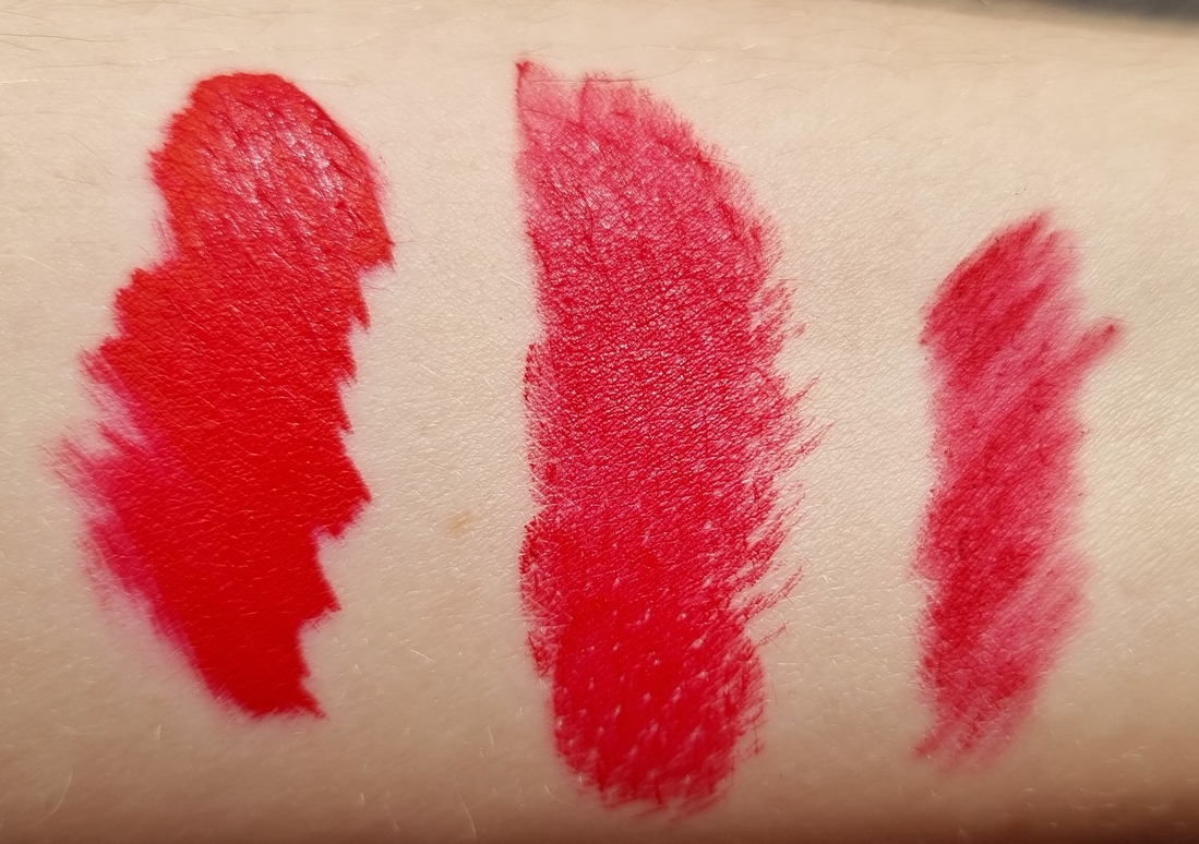 Дневной свет. Слева направо: Kat Von D Everlasting Liquid Lipstick, L`Oreal Paris Isabel Marant Color Riche Smile, Gosh Velvet Touch Lipliner