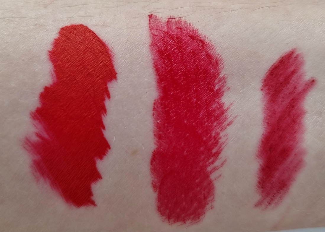 В тени. Слева направо: Kat Von D Everlasting Liquid Lipstick, L`Oreal Paris Isabel Marant Color Riche Smile, Gosh Velvet Touch Lipliner