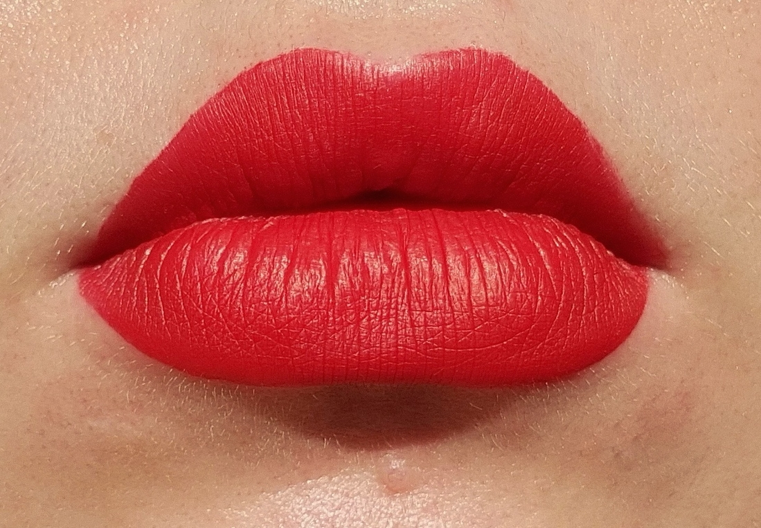Дневной свет. Жидкая помада Kat Von D Everlasting Liquid Lipstick в оттенке Santa Sangre нанесена на голые губы без подложки.