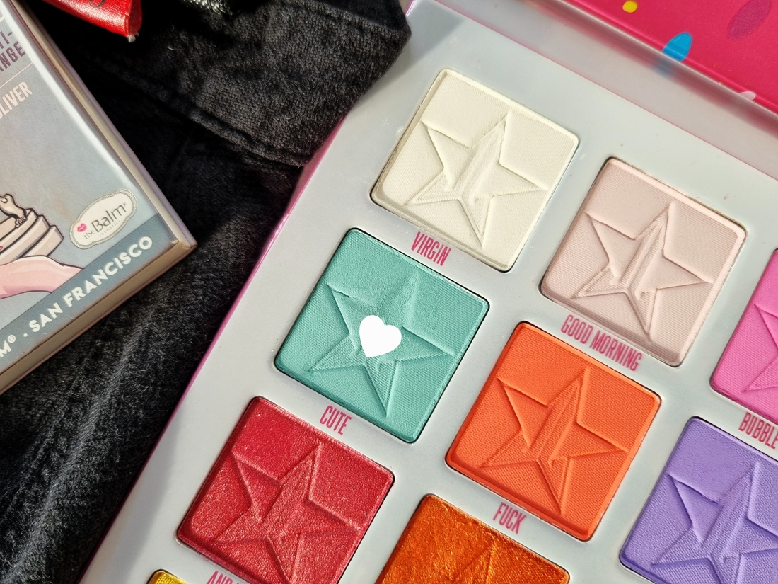 Палетка Jawbreaker от Jeffree Star Cosmetics. Сердечком выделен используемый в макияже оттенок - Cute.