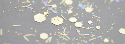 Look how they shine for you - Essence Get your glitter on! loose glitters 06 golden nuggets, Glow to go illuminating setting spray