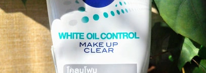 "Азиатская" Nivea Make Up Expert черная пенка с абсорбирующим углем. Для демакияжа и очищения