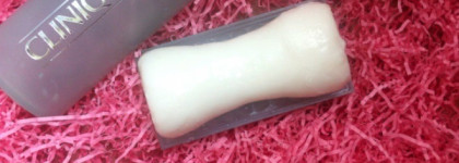 Неразлучники: салфетки для лица Manuka Manuka с экстрактом зеленого чая и Clinique антибактериальное мыло для проблемной кожи лица и тела