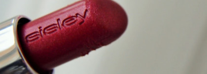 Остаемся зимовать со сверкающей фитопомадой Sisley Phyto-Lip Shine в оттенке 5 Sheer Raspberry