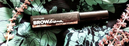Натуральный эффект на бровях - тушь для бровей Maybelline Brow Drama в оттенке Dark Brown