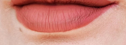 Жидкая матовая губная помада от essence - Colour Boost Mad About Matte