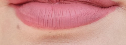 Жидкая матовая губная помада от essence - Colour Boost Mad About Matte