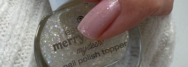 Лак для ногтей, помада и хайлайтер из новогодней коллекции Essence Merry X-Mas Mydeer