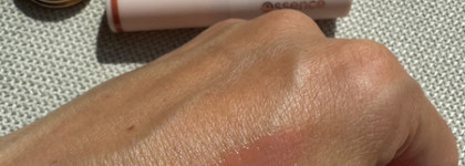 Новинка Essence Glossy Glaze High Shine Lipstick в 2 бежевых оттенках 01 и 02