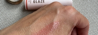 Новинка Essence Glossy Glaze High Shine Lipstick в 2 бежевых оттенках 01 и 02