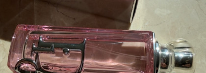 Цветочно-фруктовая новинка 2025 года Dior Addict Rosy Glow EdP