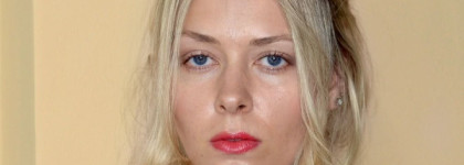 Estée Lauder Enlighten EE Even Effect Skintone Corrector SPF 30 в оттенке 01 Light