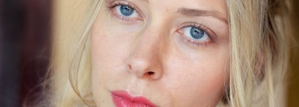 Estée Lauder Enlighten EE Even Effect Skintone Corrector SPF 30 в оттенке 01 Light