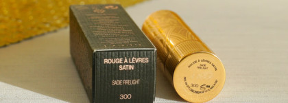 "Звезда" вечеринок - Gucci Rouge A Levres Satin Lip Colour 300 Sadie Firelight