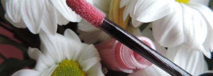 Aveda Nourish-mint Rehydrating lip glaze в оттенке 933 Rose Blush