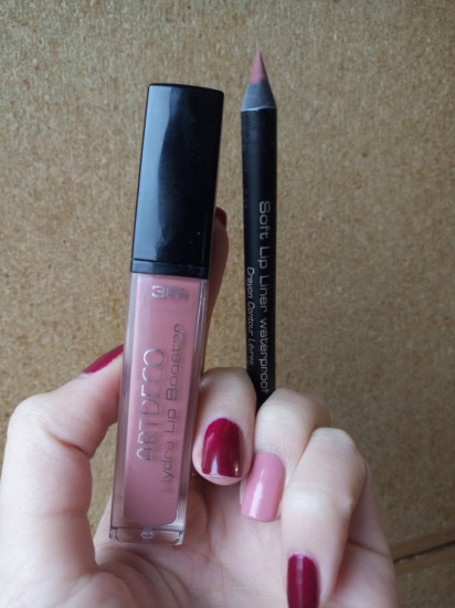 Вкусная карамелька Hydra Lip Booster от Artdeco в оттенке 36 и дополнение к ней в виде карандашика этой же фирмы