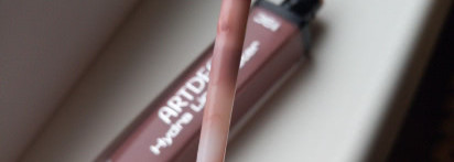 Вкусная карамелька Hydra Lip Booster от Artdeco в оттенке 36 и дополнение к ней в виде карандашика этой же фирмы