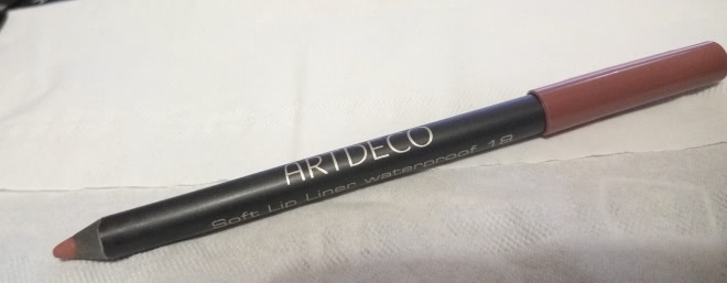 Вкусная карамелька Hydra Lip Booster от Artdeco в оттенке 36 и дополнение к ней в виде карандашика этой же фирмы