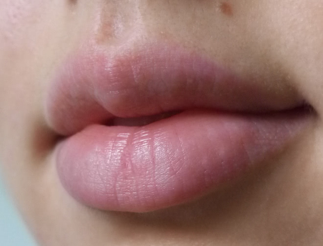 Вкусная карамелька Hydra Lip Booster от Artdeco в оттенке 36 и дополнение к ней в виде карандашика этой же фирмы