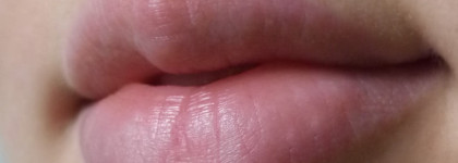 Вкусная карамелька Hydra Lip Booster от Artdeco в оттенке 36 и дополнение к ней в виде карандашика этой же фирмы
