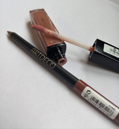 Вкусная карамелька Hydra Lip Booster от Artdeco в оттенке 36 и дополнение к ней в виде карандашика этой же фирмы