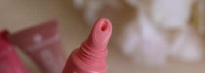 Обожаю! Все оттенки Essence The Super Peptide Glossy Lip Treatment