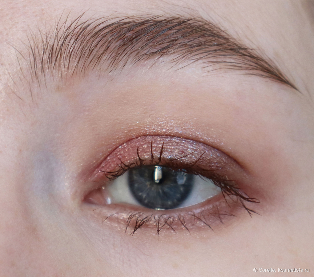 Использованы все оттенки, тут как раз виден голубой шиммер из верхнего левого оттенка на подвижном веке
