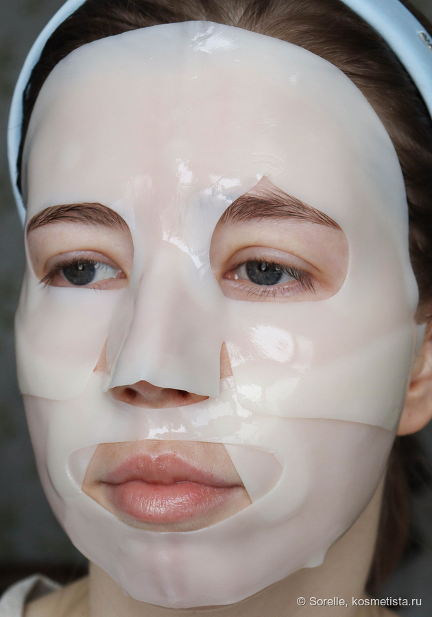 Маска на лице сразу после нанесения - вырез глаза с одной стороны с браком