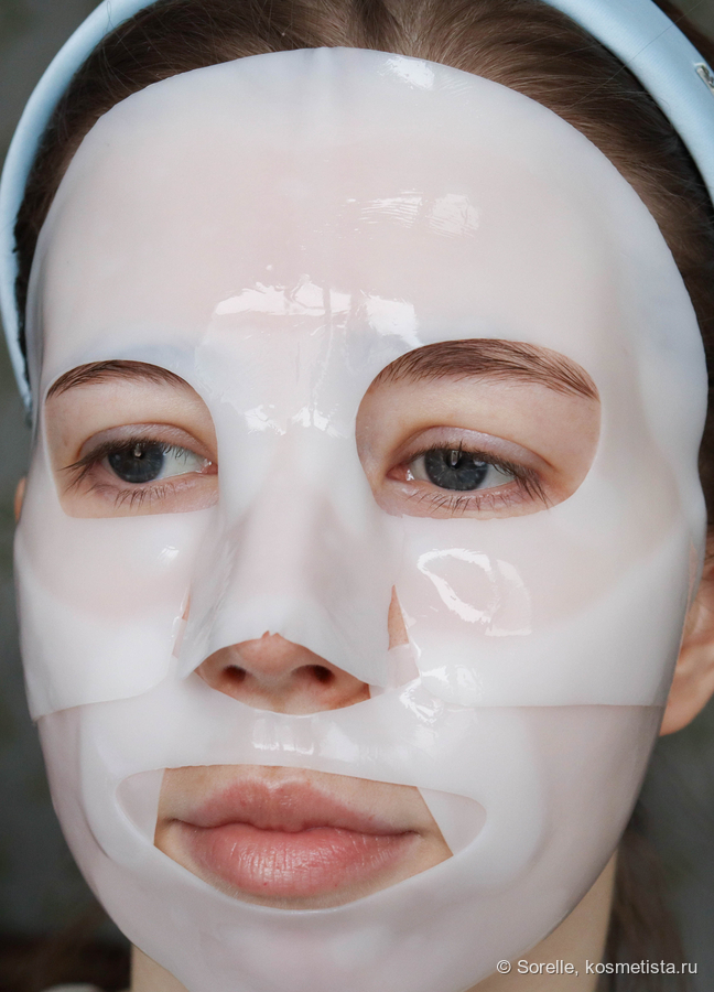 Маска на лице сразу после нанесения - у носа был бракованный надрез, который я случайно дорвала