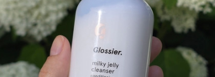 Самый мягкий гель для очищения кожи: Glossier Milky Jelly Cleanser