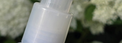 Самый мягкий гель для очищения кожи: Glossier Milky Jelly Cleanser